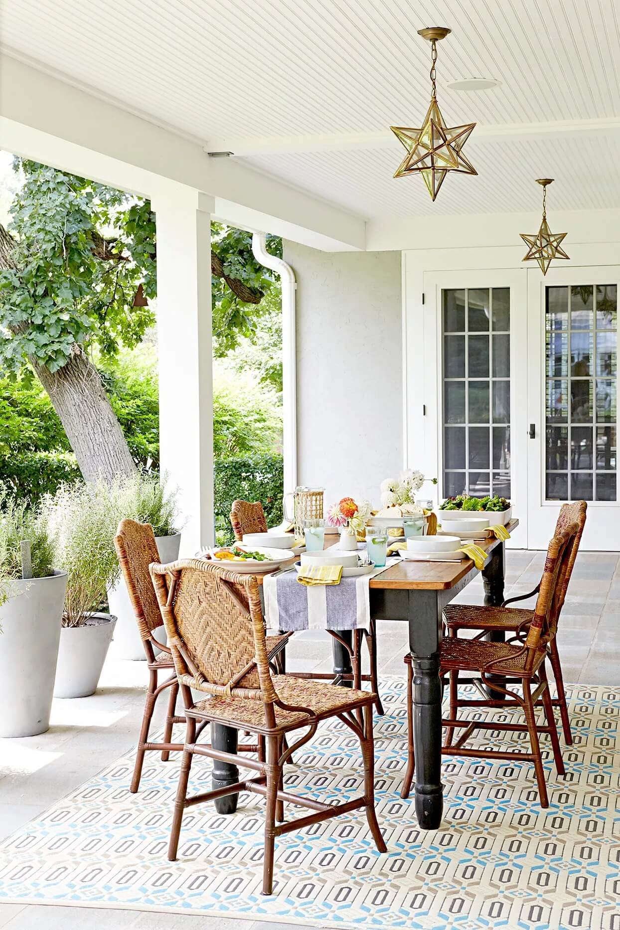 Outdoor dining area wicker furniture