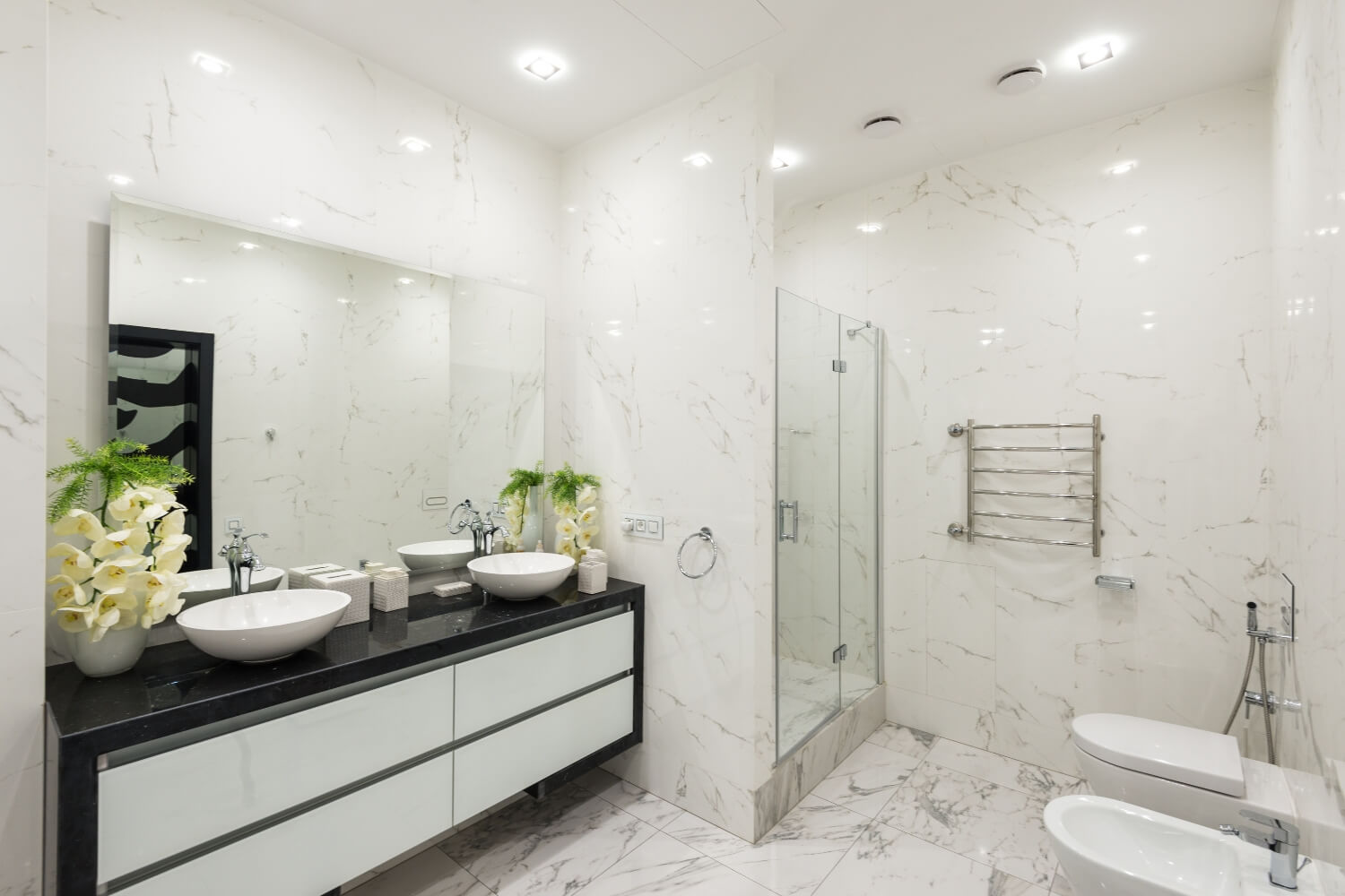 Modern Bathroom Interior with Neutral Tones